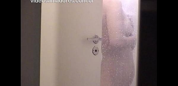  Garota toma banho de porta aberta e é filmada pelada, pelo irmão caçula
